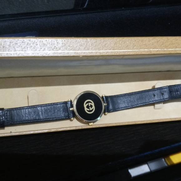 authentic black Gucci watch with original box - Picture 2 of 8